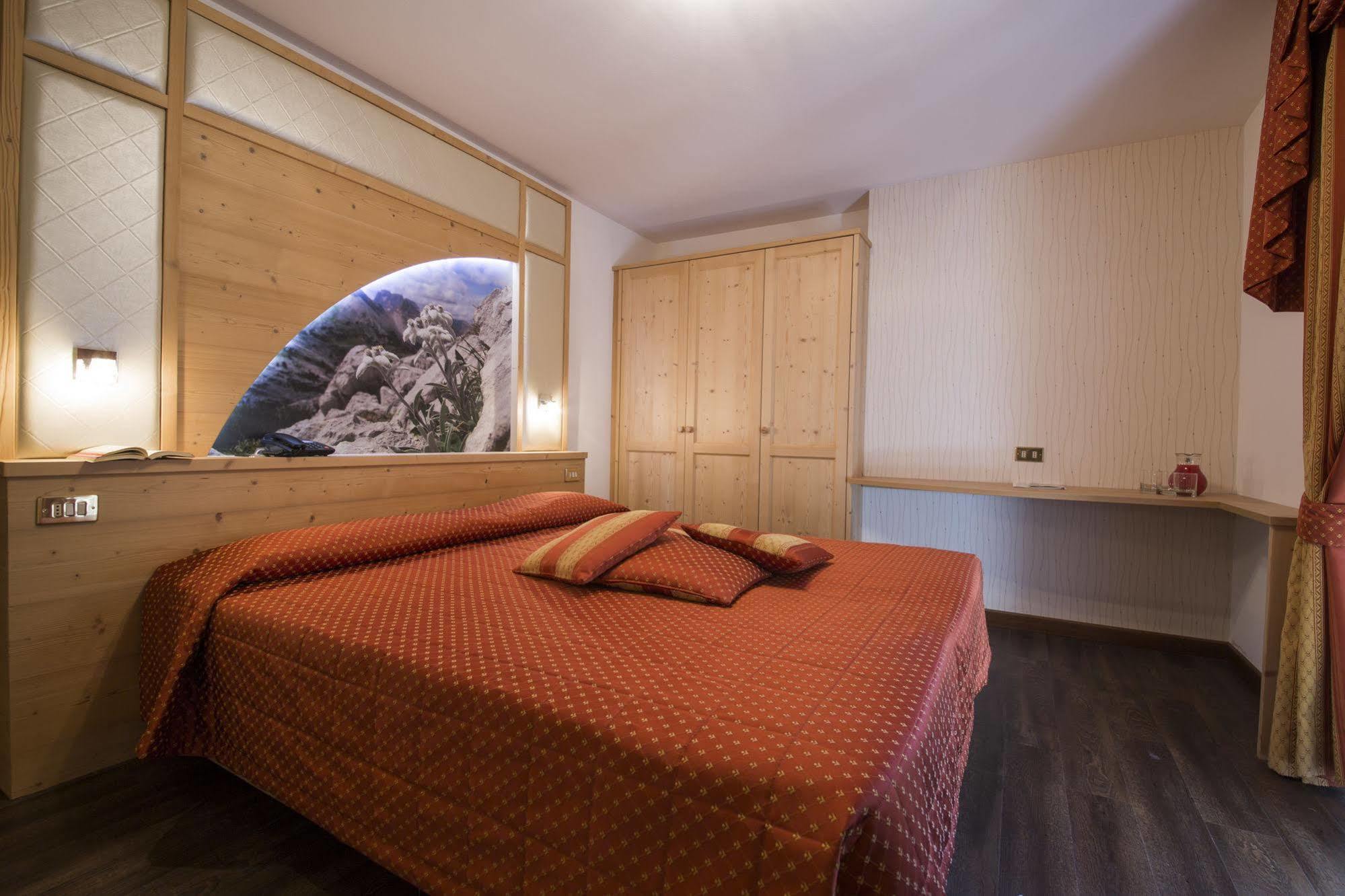Hotel Touring Predazzo Exterior foto