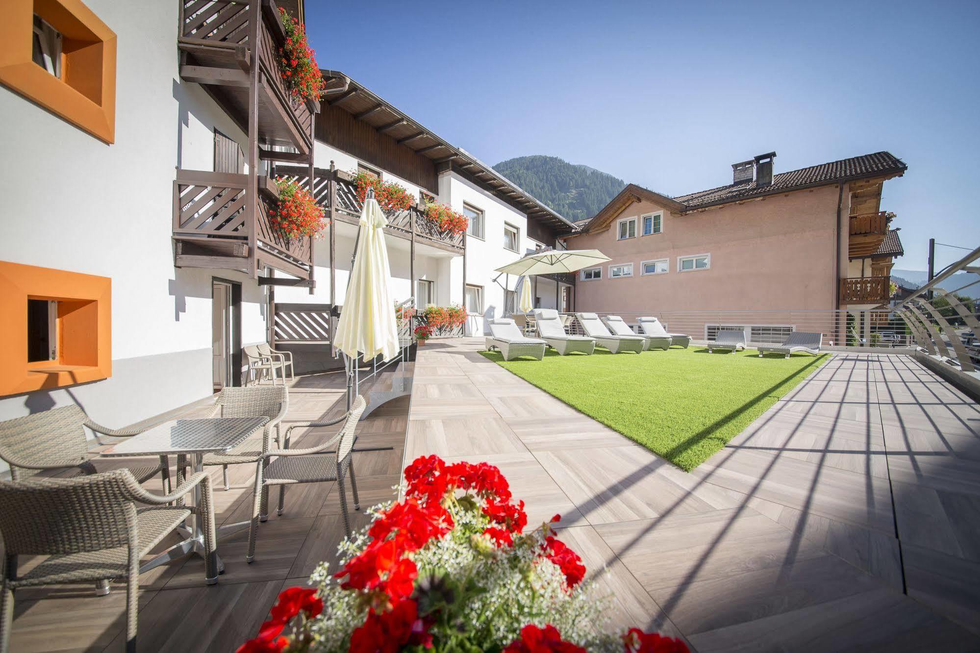 Hotel Touring Predazzo Exterior foto